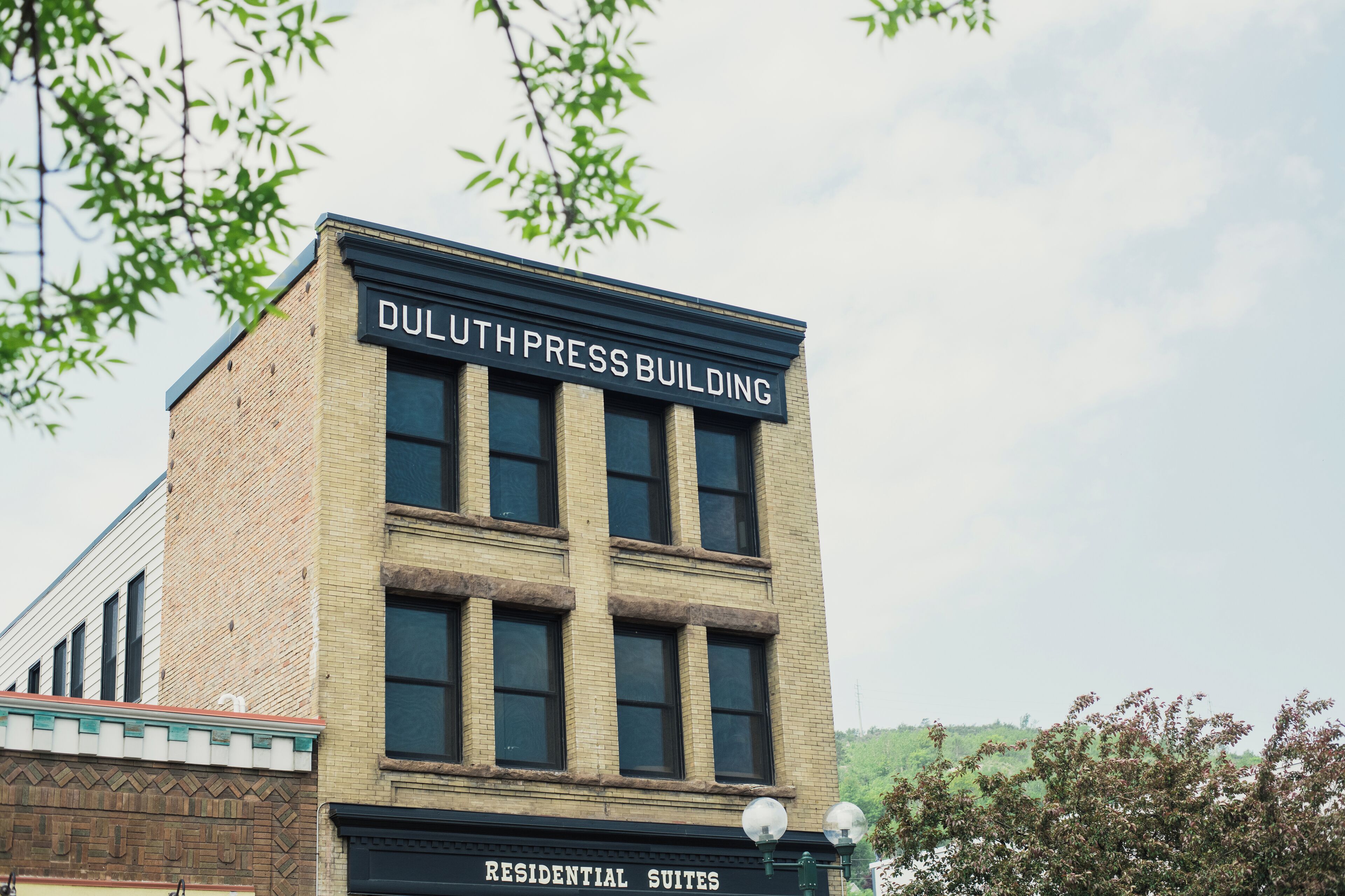 Un immeuble portant une enseigne indiquant « Duluth Press Building » et « Résidences », ce qui laisse supposer qu’il s’agit d’un hôtel.