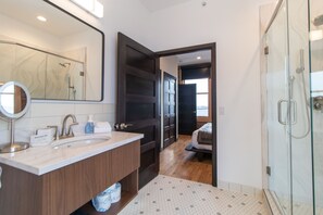 Premium-íbúð - 1 stórt tvíbreitt rúm með svefnsófa - reyklaust - eldhús | Baðherbergi | Sturta, snyrtivörur án endurgjalds, hárblásari, handklæði