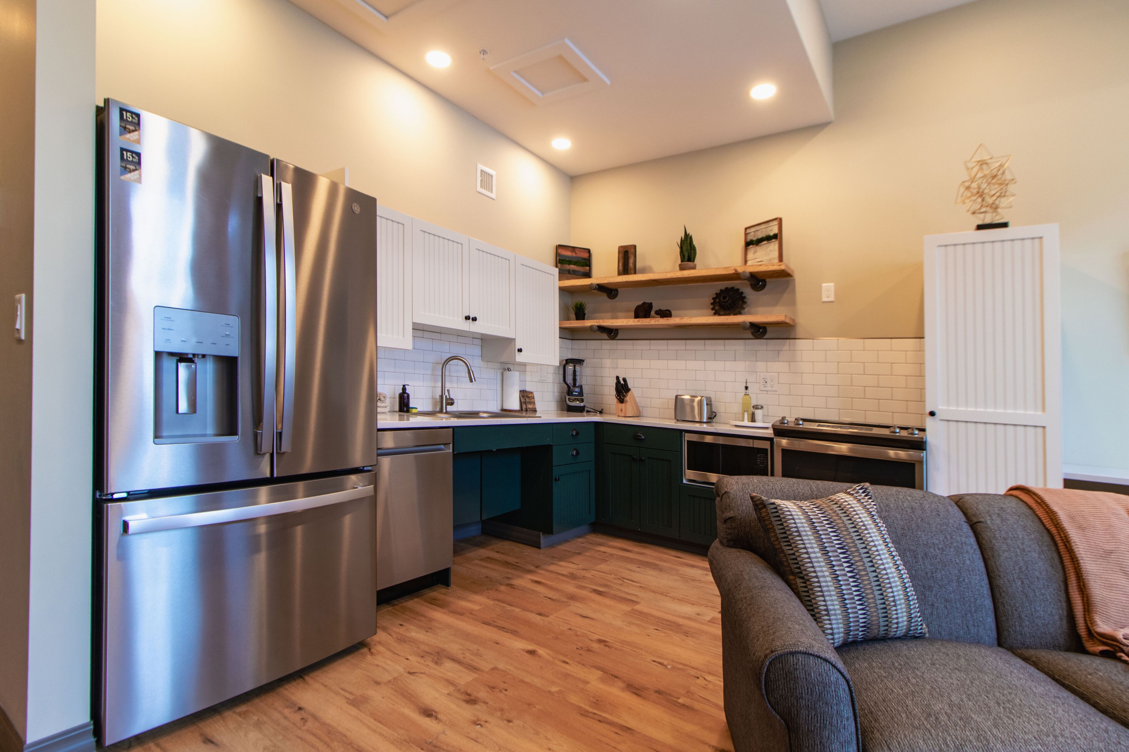 Apartamento premium, 1 cama King e sofá-cama, para não fumantes, cozinha | Cozinha privada | Geladeira grande, micro-ondas, fogão, cooktop