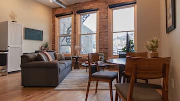 Premium Apartment, 1 King Bed with Sofa bed, Non Smoking, Kitchen | Laptop workspace, iron/ironing board, free WiFi