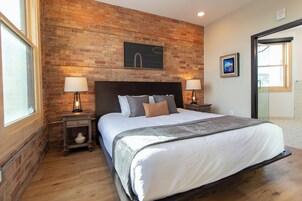 Espacio para trabajar con laptop y tabla de planchar con plancha 