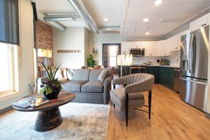 Premium appartement, 2 slaapkamers, niet-roken, keuken | 1 slaapkamer, een laptopwerkplek, een strijkplank/strijkijzer