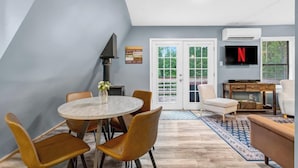 Una sala de estar moderna con chimenea, televisor y una zona de estar acogedora.