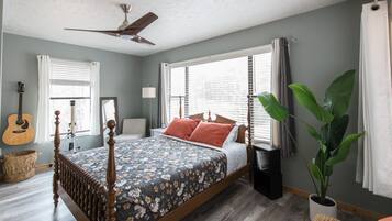 3 bedrooms, iron/ironing board, travel crib, free WiFi