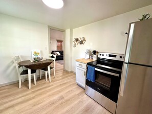 Private kitchen - Little Blue Cottage - Charming 1-bedroom cottage in Kirksville (Kirksville)