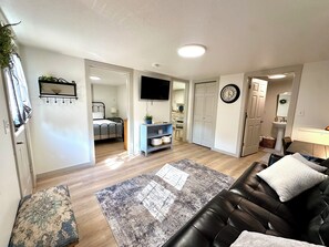 1 bedroom, WiFi, bed sheets - Little Blue Cottage - Charming 1-bedroom cottage in Kirksville (Kirksville)