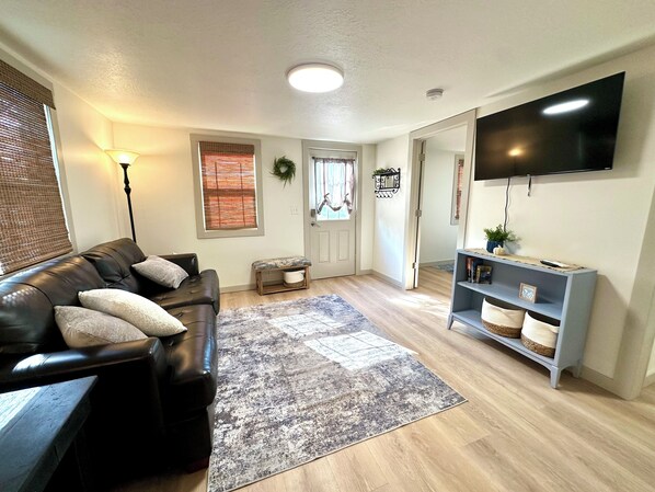 Living area - Little Blue Cottage - Charming 1-bedroom cottage in Kirksville (Kirksville)