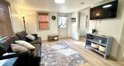 Little Blue Cottage - Charming 1-bedroom cottage in Kirksville