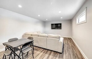 Interior - Walk to Lambeau, Heat & A/C (Green Bay)