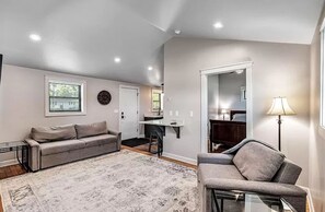 Smart TV, table tennis - Walk to Lambeau, Heat & A/C (Green Bay)