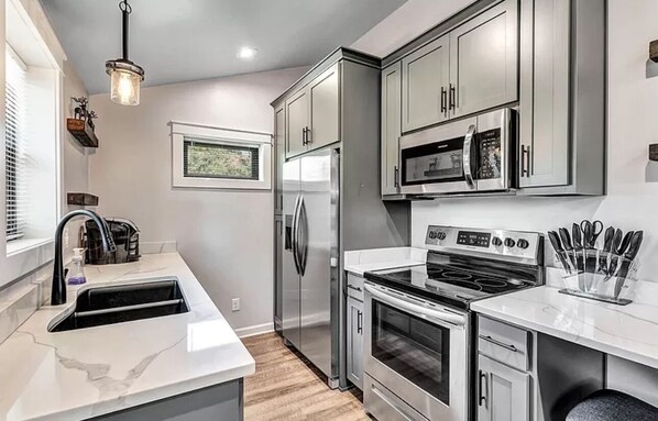 Fridge, microwave, oven, stovetop - Walk to Lambeau, Heat & A/C (Green Bay)