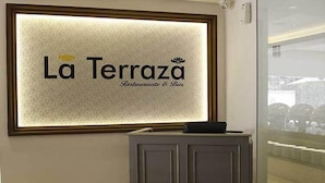 Une enseigne pour le «La Terrazza Restaurante & Bar», avec un fond texturé et un cadre décoratif.
