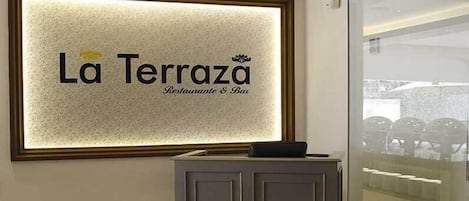 Letrero de 'La Terrazza Restaurante & Bar' con fondo texturizado y un marco en relieve.