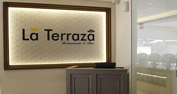 Une enseigne pour le «La Terrazza Restaurante & Bar», avec un fond texturé et un cadre décoratif.