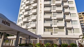 Un hôtel de grande hauteur doté de nombreux balcons, sous un ciel dégagé, et sur lequel on peut lire une enseigne indiquant qu’il s’agit d’un hôtel.