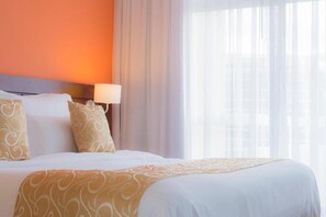 Deluxe Double Room, Balcony, City View | Minibar, in-room safe, desk, laptop workspace - Hotel Continental Altamira (Caracas)