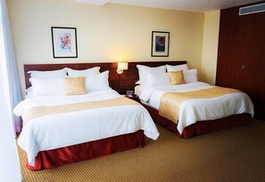 Tremannsrom – deluxe, balkong, byutsikt | Minibar, safe på rommet, skrivebord og skrivebord for bærbar PC