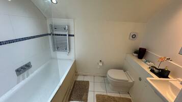 Asciugacapelli, asciugamani, sapone, carta igienica