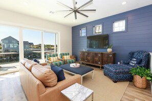 TV connectée, cheminée, chaîne hi-fi