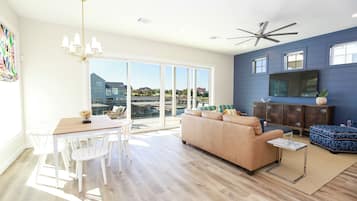 Smart TV, fireplace, stereo