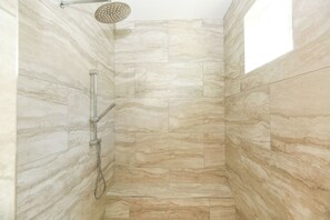 Douche, sèche-cheveux, serviettes fournies, shampoing