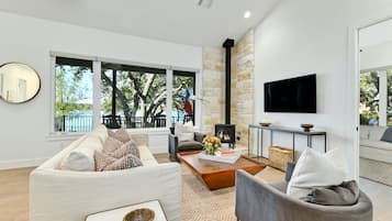 Smart TV, fireplace, stereo