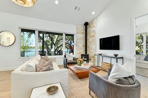 智能電視、壁爐、音響