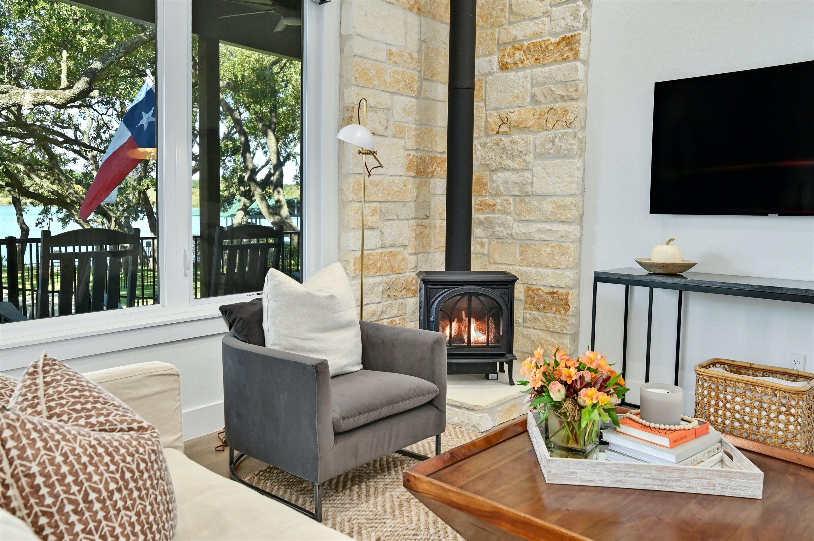 Smart TV, fireplace, stereo