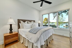 4 bedrooms, desk, free WiFi, bed sheets - Packsaddle Point! Luxury Lakefront w/Pool+Guest House (Kingsland)