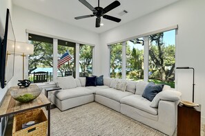 Smart-TV, Kamin, Stereoanlage