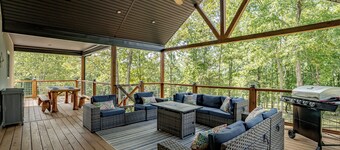 Porch-lovers Paradise! SLEEPS 11-12. Multiple fire pits. Only 0.8mi to boat ramp
