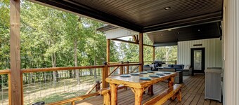 Porch-lovers Paradise! SLEEPS 11-12. Multiple fire pits. Only 0.8mi to boat ramp