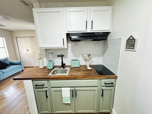 Frigorifero, microonde, forno, piano cottura