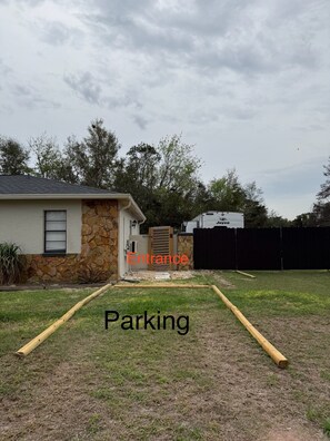 المنطقة المحيطة بالمنشأة