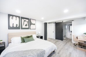 5 bedrooms, desk, free WiFi, bed sheets - Spacious & modern 10 guest retreat near Downtown & North Hills w/ fenced yard (Raleigh)