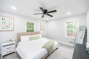 5 bedrooms, desk, free WiFi, bed sheets - Spacious & modern 10 guest retreat near Downtown & North Hills w/ fenced yard (Raleigh)