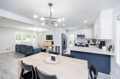 Spacious & modern 10 guest retreat near Downtown & North Hills w/ fenced yard