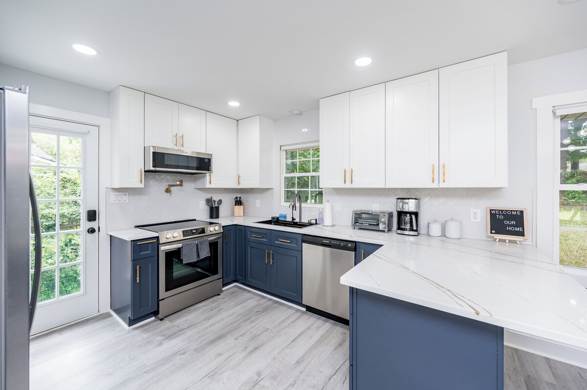 NEW modern 10 guest retreat near Downtown, North Hills & NCSU w/ fenced backyard