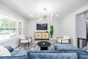 Smart TV, fireplace - Spacious & modern 10 guest retreat near Downtown & North Hills w/ fenced yard (Raleigh)