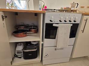 Four Ă micro-ondes, un four, surface de cuisson