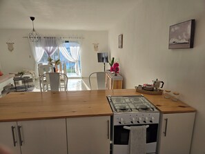 Microwave, oven, stovetop - Charming 2-bedroom townhome with Pool, Starlink, AC in lovely Rio San Juan (Rio San Juan)