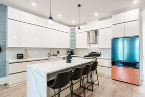 Coffee/tea maker, fridge, microwave, oven