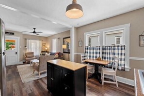 Smart TV, books - Charming duplex walkable to historic downtown Cedarburg (Cedarburg)