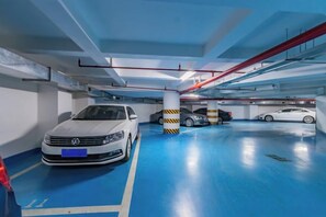 Un estacionamiento de varios niveles con coches aparcados en distintos pisos.