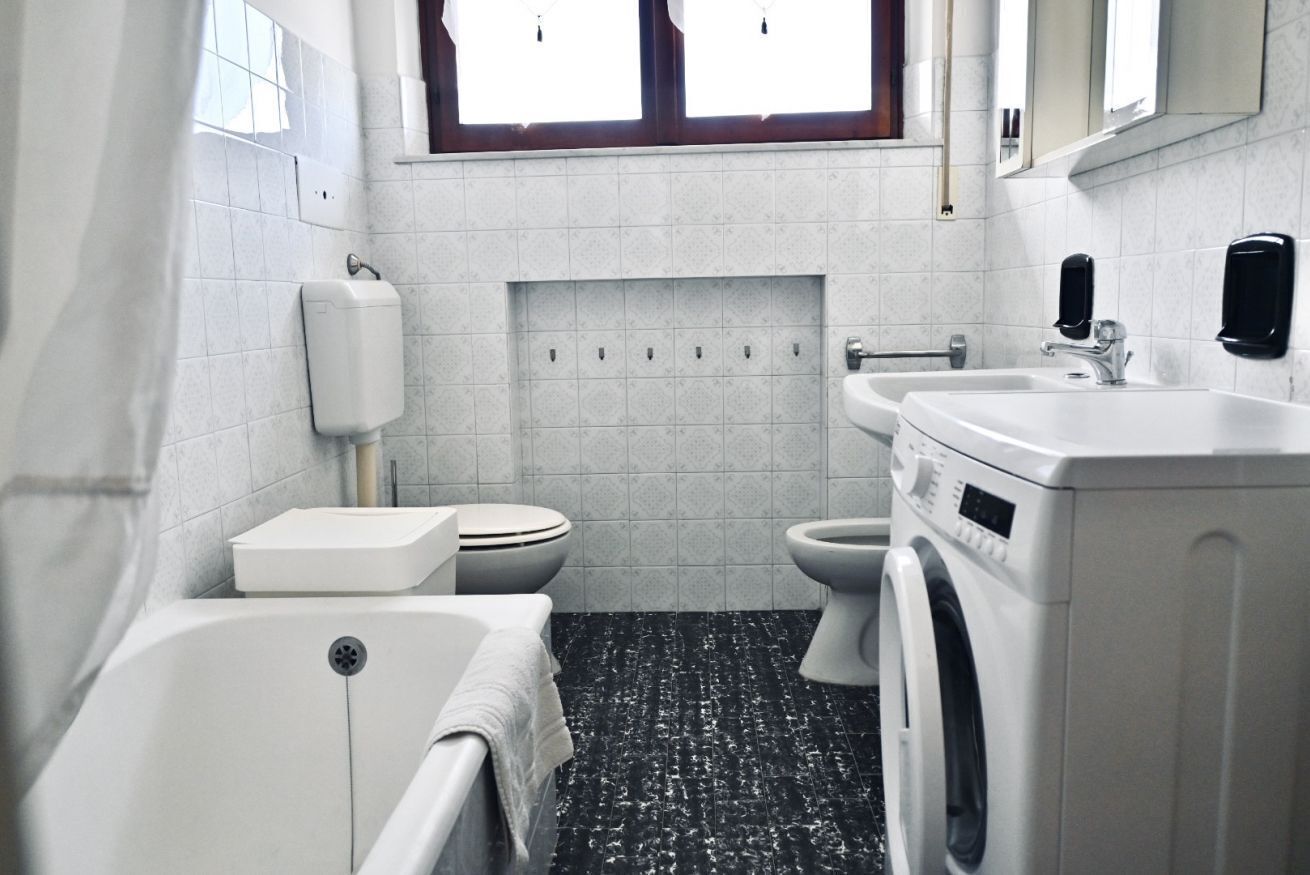 Bidet, towels