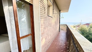 A balcony with a view of the sea, a wooden wall, and a patterned floor. - RM03 - Senigallia, three-room apartment facing the sea (Senigallia)