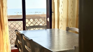 A balcony with a view of the sea, a table, and chairs. - RM03 - Senigallia, three-room apartment facing the sea (Senigallia)