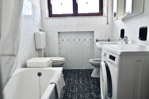 Bidet, towels - RM03 - Senigallia, three-room apartment facing the sea (Senigallia)