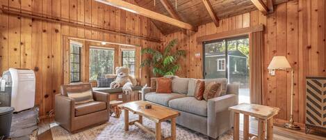 Smart TV, chimenea y oficina