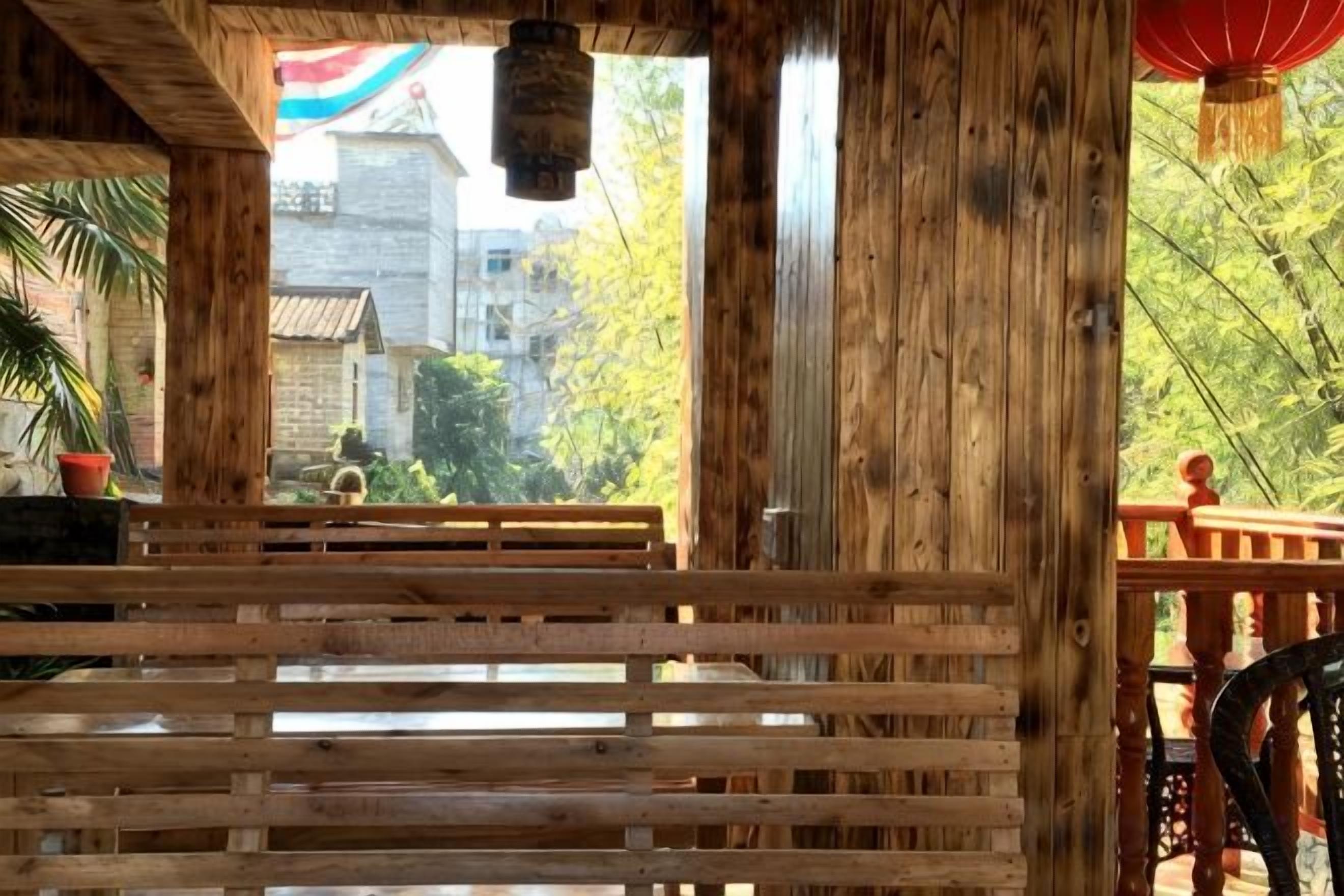 Un banco de madera con vistas a un edificio y árboles.